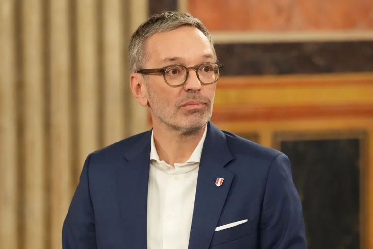 Vorschaubild: Nationalratswahl: FPÖ legt in Umfragen zu, ÖVP im Sinkflug