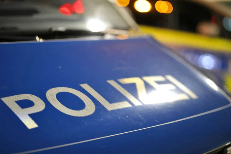 Vorschaubild: Tödlicher Vorfall in Schwalmstadt: Frau eröffnet Feuer in Polizeiwache 