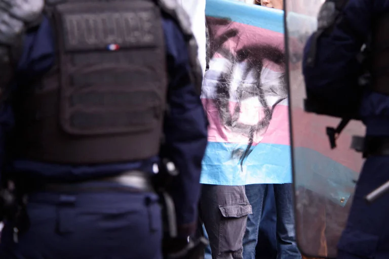 Vorschaubild: Mit Sprengstoff und Schlagstöcken: Linksextreme versuchten, Signierstunde in Paris zu stören