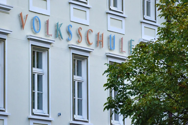 Vorschaubild: Klagenfurt: Sechsjähriger migrantischer Schüler attackierte Lehrerin mit Faustschlägen