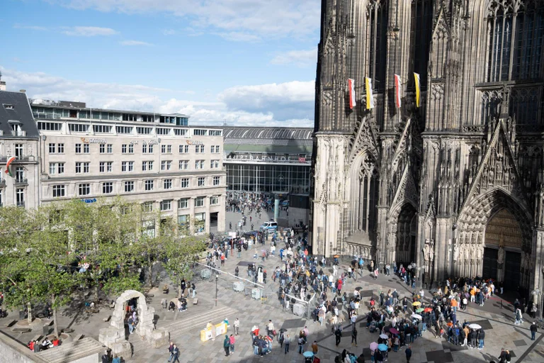 Vorschaubild: Muslim wirbt vor Kölner Dom für den Islam und sorgt damit für Irritationen bei Touristen