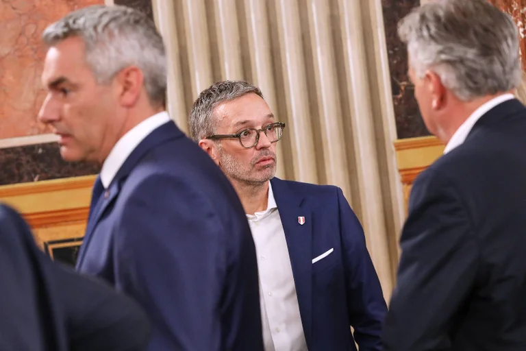 Vorschaubild: Nach FPÖ-Sieg: Wird die FPÖ jetzt so behandelt wie die AfD in Thüringen?