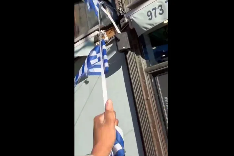 Vorschaubild: Peinlich: US-TikTokerin hält griechische Fähnchen für israelische und reißt sie ab