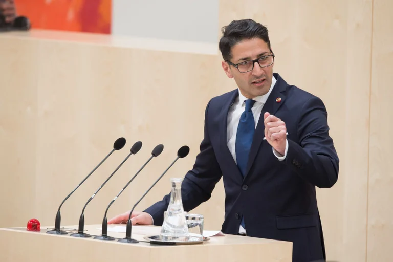 Vorschaubild: Ex-ÖVP-Politiker Dönmez warnt: IS reaktiviert Zellen in Europa – Türkei hilft dabei