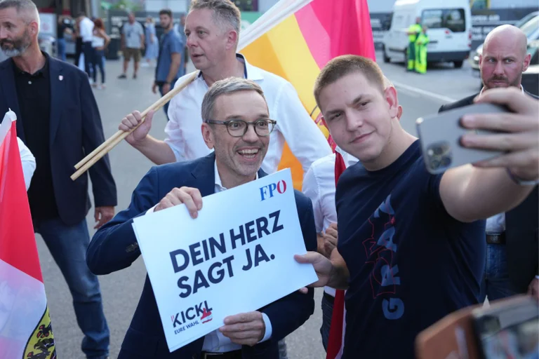 Vorschaubild: FPÖ weiter vorn: Umfrage sieht klare Mehrheit bei Nationalratswahl