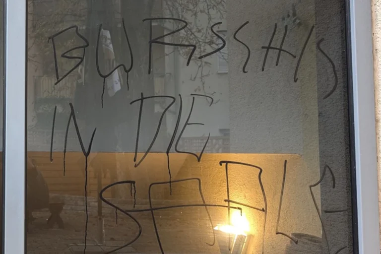 Vorschaubild: „Burschis in die Saale“: Erneuter Farbanschlag auf Burschenschafter-Haus in Jena