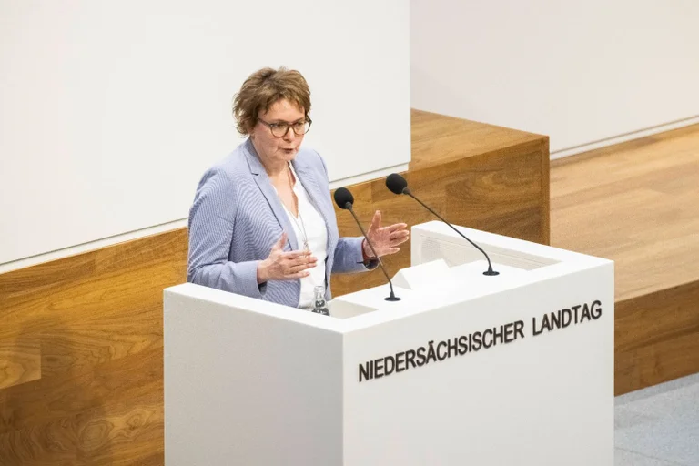 Vorschaubild: Nach Antifa-Bekenntnis des VS: SPD-Ministerin Behrens bescheinigt Behörde „hervorragende Arbeit“