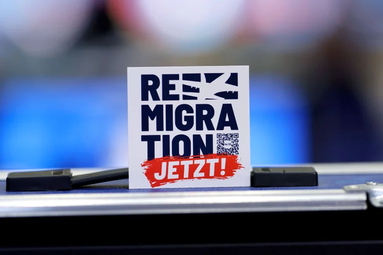 Vorschaubild: Gutachten zum AfD-Verbot: „Positive Bezugnahme“ auf Potsdamer Treffen soll Verbot rechtfertigen