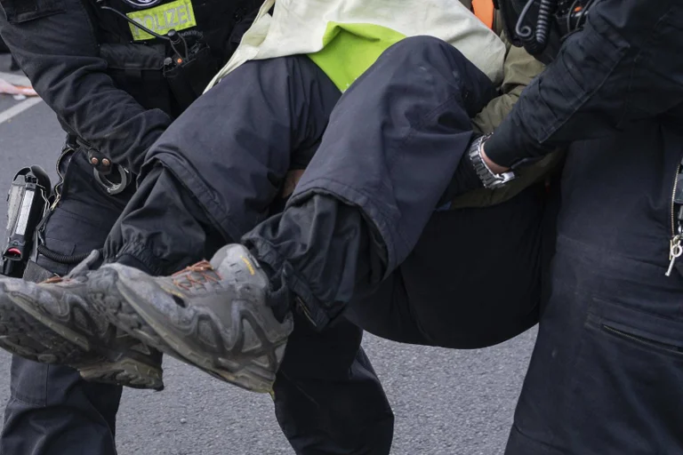 Vorschaubild: Gerichtsurteil stellt klar: Sitzblockade gegen AfD wird für die Demonstranten teuer