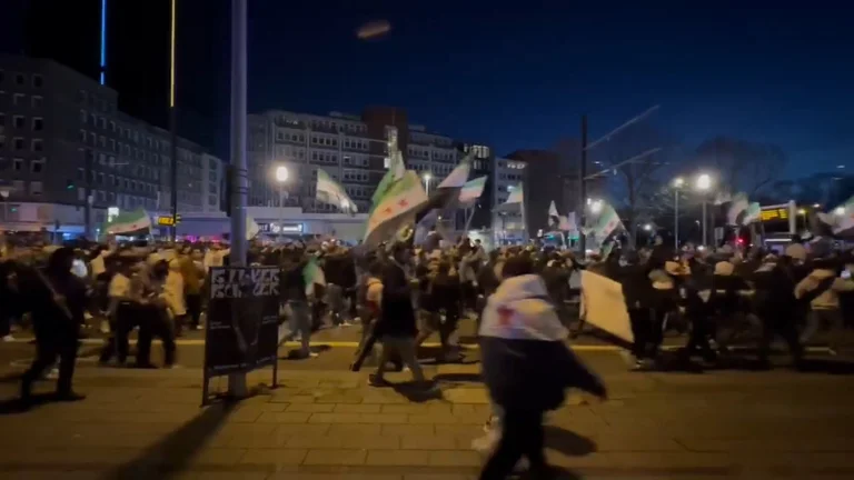 Vorschaubild: Düsseldorf: Tausende feiern den Vormarsch der Dschihadisten in Syrien