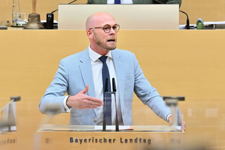 Vorschaubild: Bayerns Digitalminister Mehring ruft zum Boykott von X auf