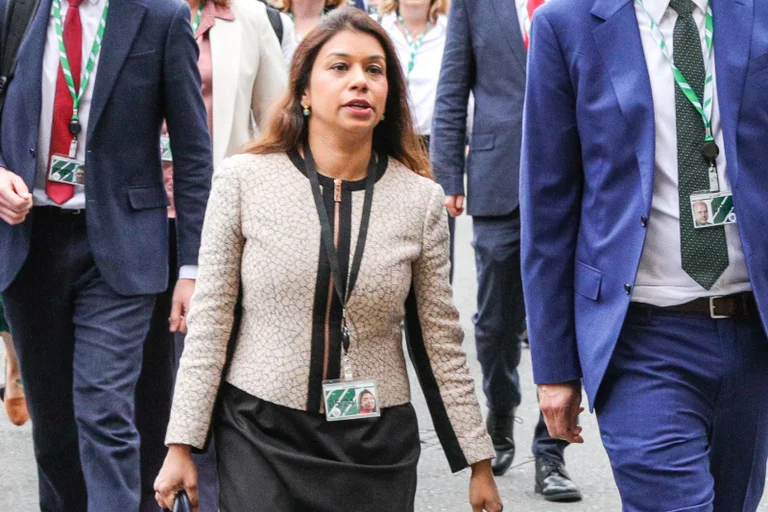 Vorschaubild: England: Antikorruptionsbeauftragte tritt wegen Korruptionsverdacht zurück