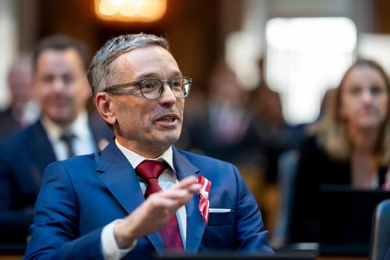 Vorschaubild: Mit Hitler verglichen: Kickl gewinnt vor Gericht gegen Plattform Demokratie Österreich