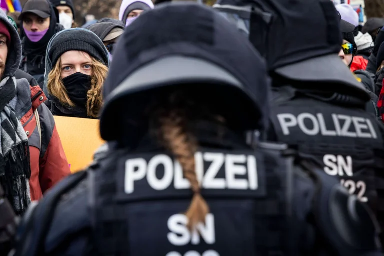 Vorschaubild: Riesa: Gegendemonstranten griffen AfD-Politiker an – versagte die Polizei?