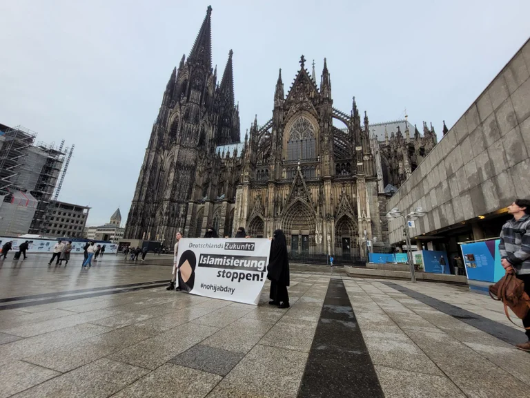 Vorschaubild: Proteste in Köln gegen den World Hijab Day