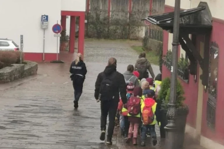 Vorschaubild: Obernburg: Kindergartenkinder mit Polizeischutz unterwegs? Das sagt die Polizei