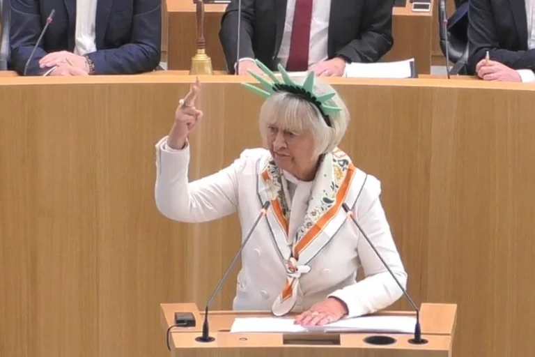 Vorschaubild: FDP-Politikerin sorgt mit Freiheitsstatue-Haarreif für Gelächter im Landtag