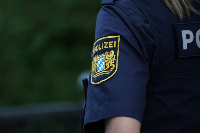 Vorschaubild: Rechte Aufkleber in Bayreuth: Jetzt ermittelt die Kriminalpolizei