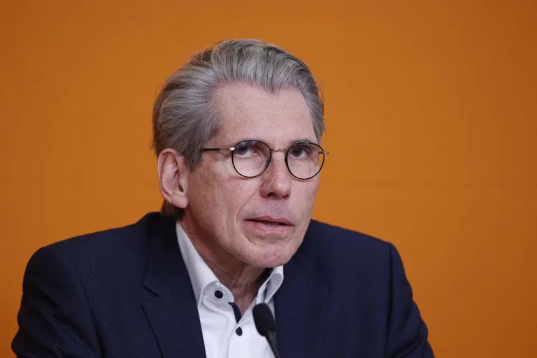 Vorschaubild: Alarm bei den Krankenkassen: DAK-Chef warnt vor weiteren Beitragserhöhungen