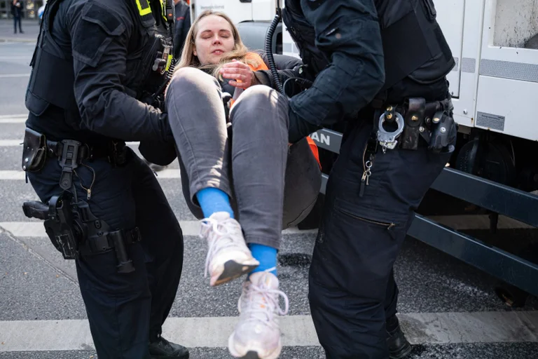 Vorschaubild: Hessische Regierung schenkt Demonstranten die „Wegtragegebühr“