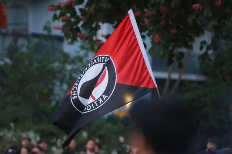 Vorschaubild: Diskussion abgesagt: Hamburger Gymnasium knickt vor Linksextremen ein