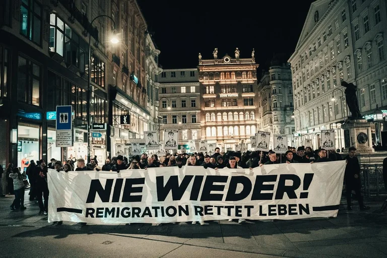 Vorschaubild: Nach Anschlag in Villach: Hunderte bei Trauerzug durch Wien