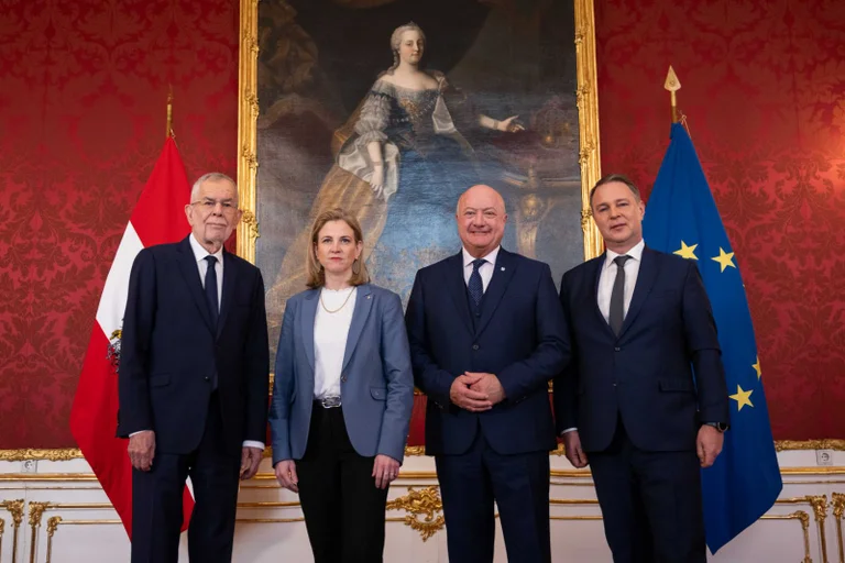 Vorschaubild: Österreich: Erste Regierung aus ÖVP, SPÖ und NEOS angelobt