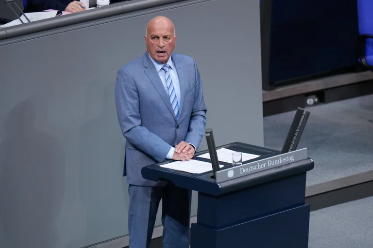 Vorschaubild: AfD-Politiker Lucassen fordert deutsche Atombombe und Wehrpflicht für Frauen