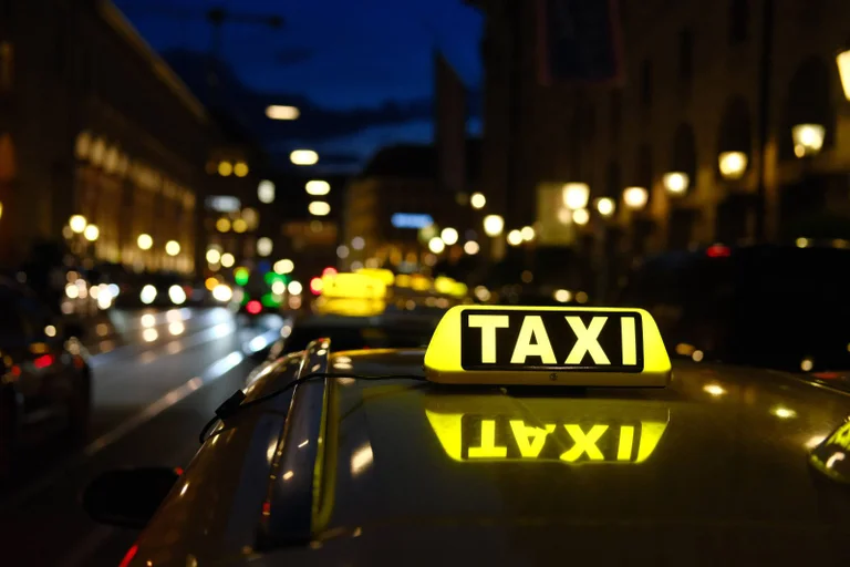 Vorschaubild: Nachfrage explodiert: München gibt keine Gutscheine für Frauen-Nacht-Taxis aus