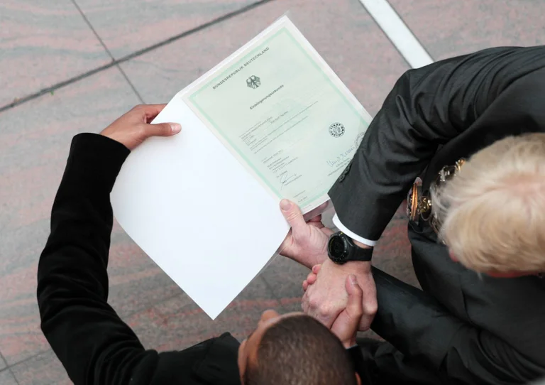 Vorschaubild: Niedrige Hürden: Wer in Deutschland ohne Sprachtest eingebürgert werden kann