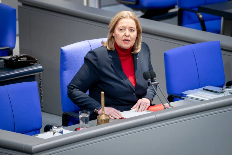 Vorschaubild: Scharfe Kritik: Bundestag will mit neuer Hausordnung „Extremisten“ ausschließen