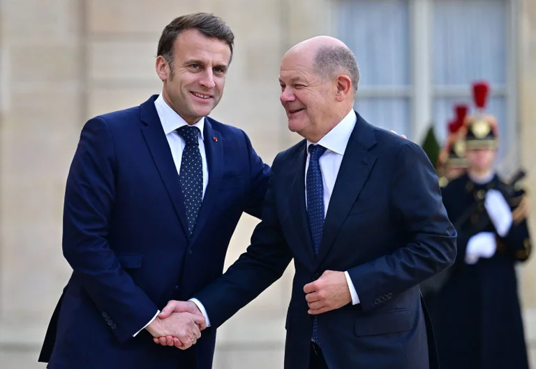 Vorschaubild: Doppelmoral: Regierung sieht in Scholz' Wahlaufruf für Macron keine Einmischung