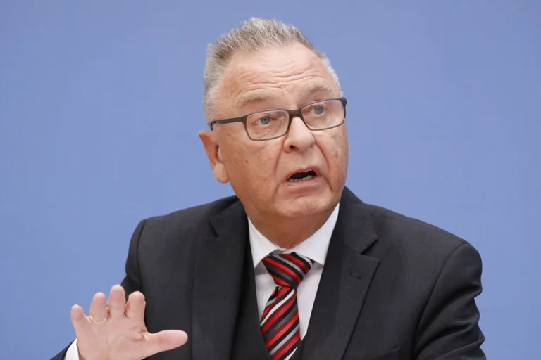 Vorschaubild: Redefreiheit: Ehemaliger Bundesverfassungsrichter warnt vor „Quasi-Zensur“