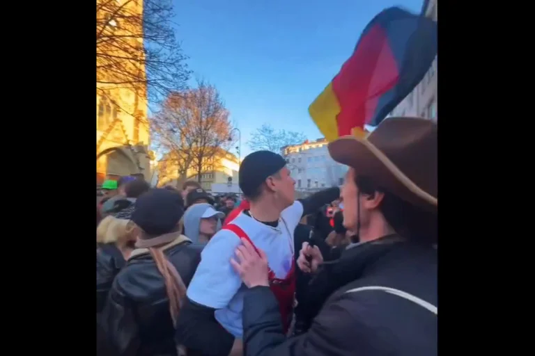 Vorschaubild: Karnevalsbesucher will Deutschlandfahne runterreißen: „Steht für Rechtsradikalität“