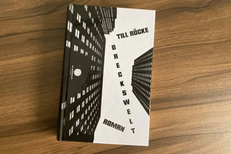 Vorschaubild: Till Röckes „Dreckswelt“ – Literatur aus Dreck und Schmerz?