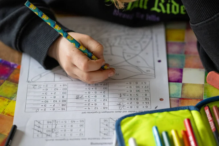 Vorschaubild: Für mehr Bildungsgerechtigkeit: Linke Autorin hilft Kind nicht bei Hausaufgaben