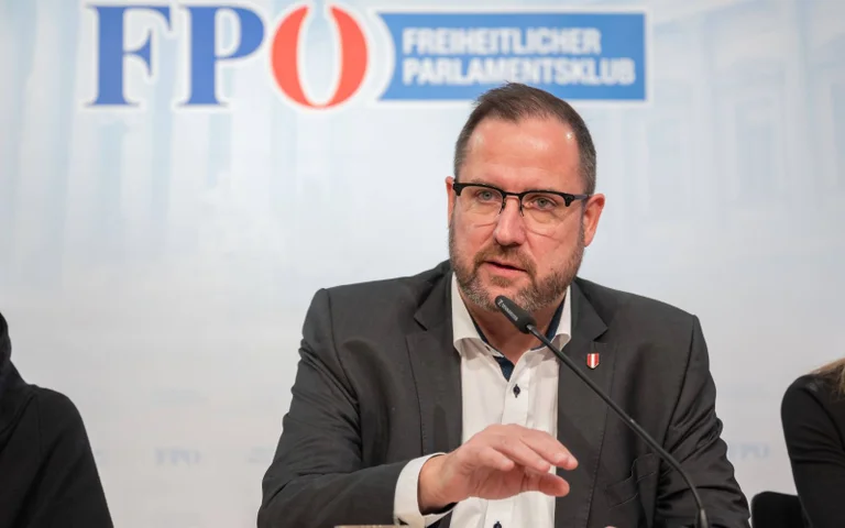 Der FPÖ-Generalsekretär fordert vom ORF eine Entschuldigung und Richtigstellung in Bezug auf den Bericht.