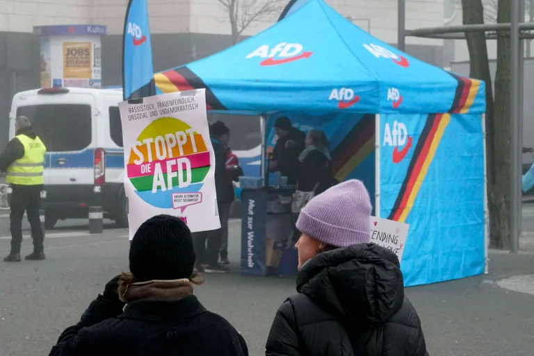 Vorschaubild: Wahlkampf 2025: Allein in Hamburg 18 Straftaten gegen AfD-Infostände