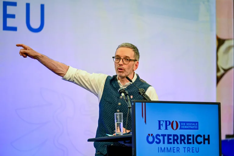 Vorschaubild: Umfrage: FPÖ unangefochten auf Platz eins, ÖVP rutscht weiter ab