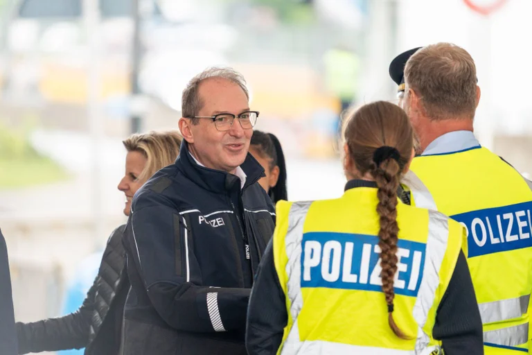 Vorschaubild: Zurückweisungen, Asylanträge: Dobrindts Politik zeigt bisher kaum Wirkung