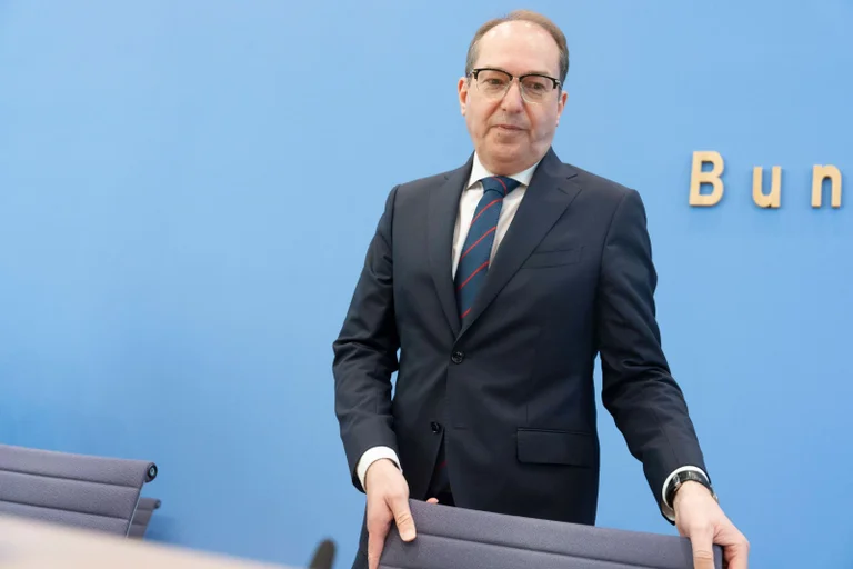 Vorschaubild: Kritiker rechnen vor: Kaum Effekt bei Dobrindts Plan zu Stopp von Familiennachzug