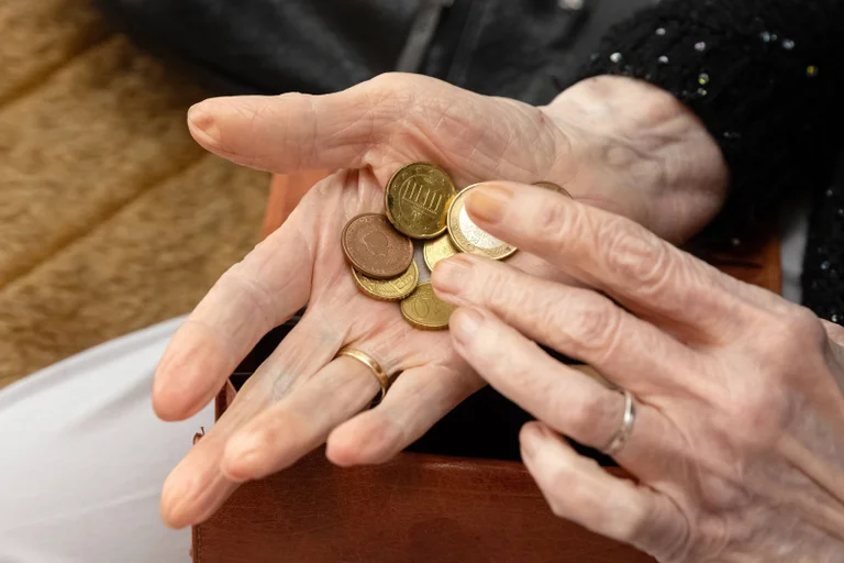 Vorschaubild: Vollversorgung vs. Altersarmut: Zwei Schicksale, ein Sozialstaat