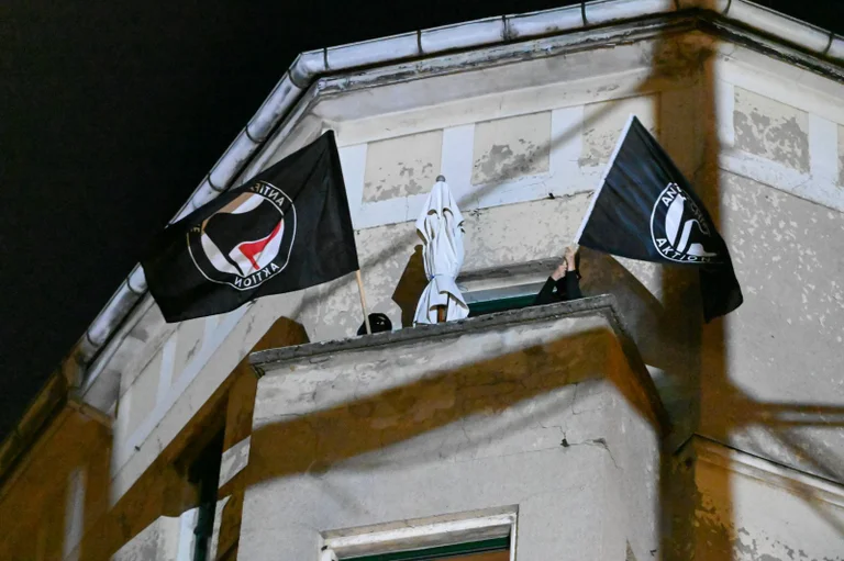 Vorschaubild: Sachsen: Polizei findet bei Razzia bei Linksextremen Drogen – und den Dealer