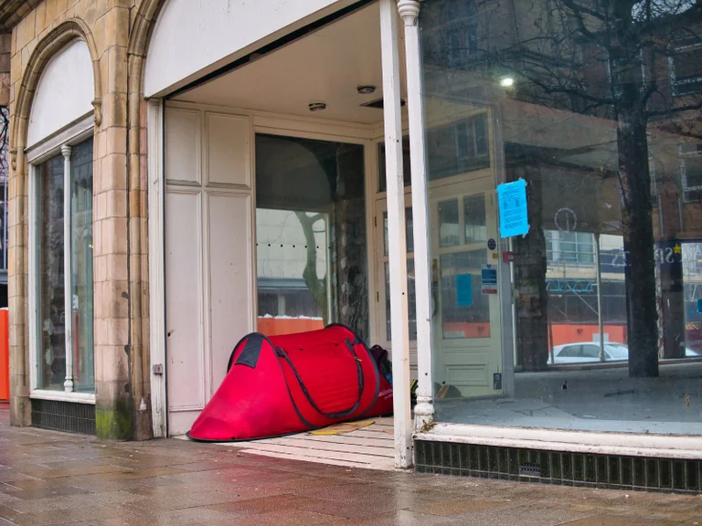 Vorschaubild: Britische Gemeinden bringen lieber Migranten unter als einheimische Obdachlose