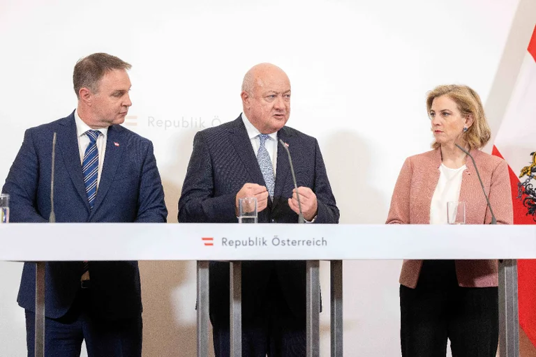 Vorschaubild: FPÖ führt in Umfrage: Dreierkoalition relativ unbeliebt