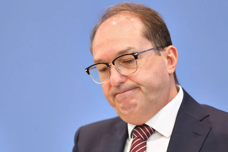 Vorschaubild: „Turbo-Einbürgerung“: Dobrindt-Reform hätte weniger als 700 Fälle verhindert