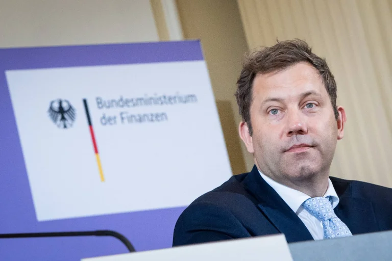 Vorschaubild: Milliardenforderungen: Diese Länder schulden Deutschland noch am meisten