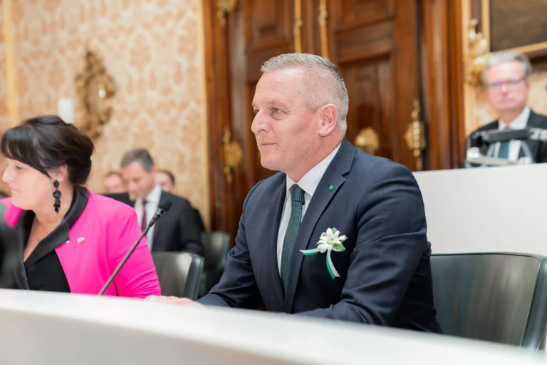 Vorschaubild: Steiermark: Erste Effekte durch blau-schwarzen Sparkurs gegen linke NGOs