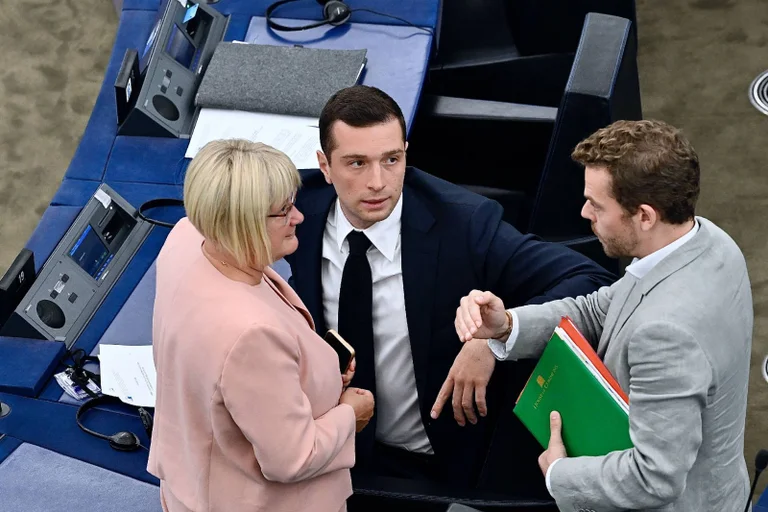 Vorschaubild: Rechtsfraktionen im Aufwind: PfE, ECR und ESN legen stark zu