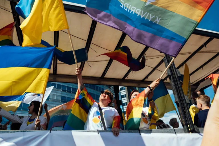 Vorschaubild: Ukraine: Gericht erkennt gleichgeschlechtliches Paar als Familie an